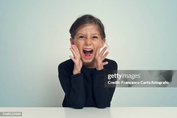 girl screaming - rufen sprache stock-fotos und bilder