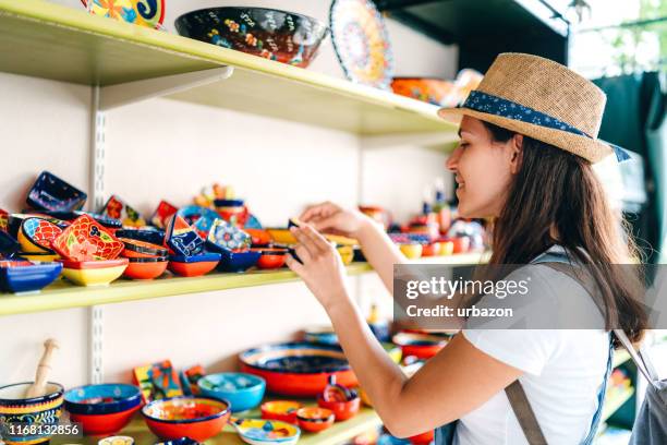 shopping al mercato di strada - negozio di souvenir foto e immagini stock