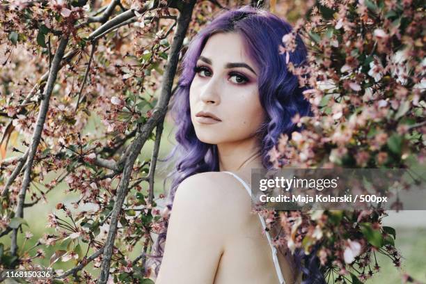 zdenka - cabello morado fotografías e imágenes de stock