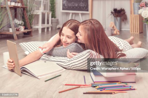 mother & daughter take selfie together - lying on back girl on the sofa stock-fotos und bilder