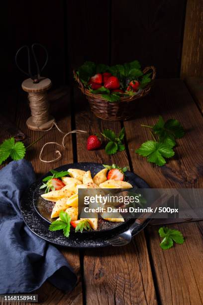kopytka - polish potato dumpling with strawberries - boiled potato imagens e fotografias de stock