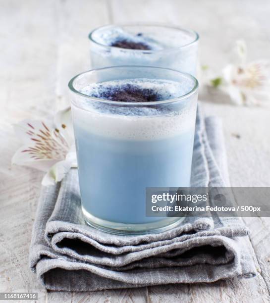 blue matcha milk - clitoria fotografías e imágenes de stock