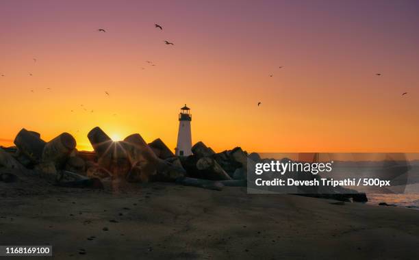 morning sunrise lighthouse from the beach rocky - twin lakes wisconsin imagens e fotografias de stock