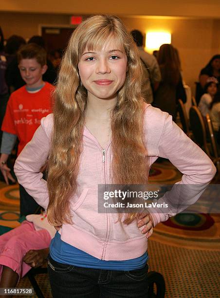 Actress Jennette McCurdy attends ''A Sparkling Sundae'' at the Renaissance Montura Hotel on March 9, 2008 in Los Angeles, California.