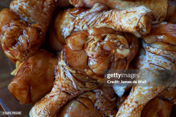 chicken in marinade. - marine photos et images de collection