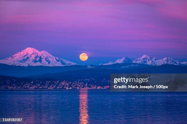 supermoon rise over mt baker - supermoon fotografías e imágenes de stock