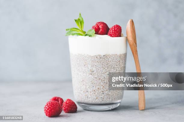 chia pudding parfait with yogurt and raspberries - chiasamen stock-fotos und bilder