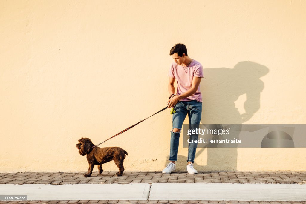Milenial niño paseando a su perro