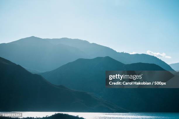 blue hour at castaic - castaic lake fotografías e imágenes de stock