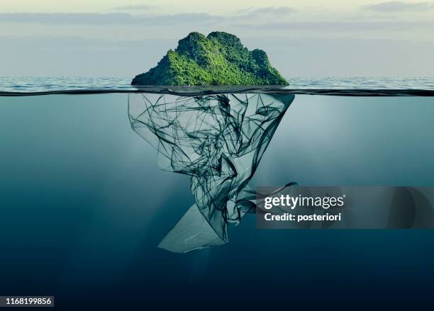 plastica spazzatura con isola galleggiante nell'oceano - environmental damage foto e immagini stock