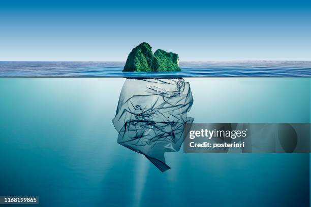 plastique d'ordures avec l'île flottant dans l'océan - sac en plastique photos et images de collection