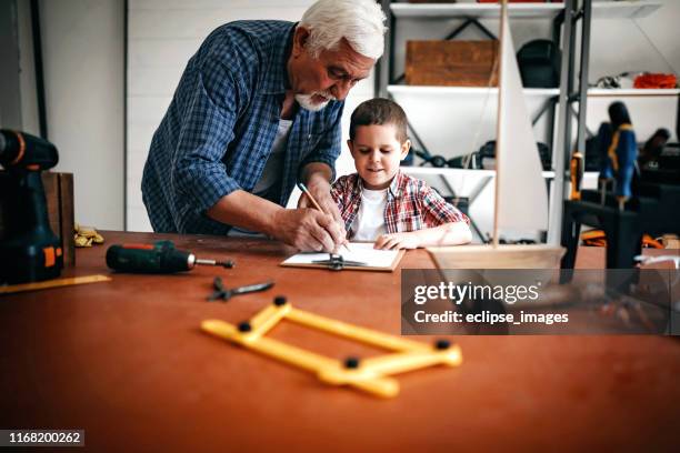 ne le faisons pas nous-mêmes - outil de bricolage photos et images de collection