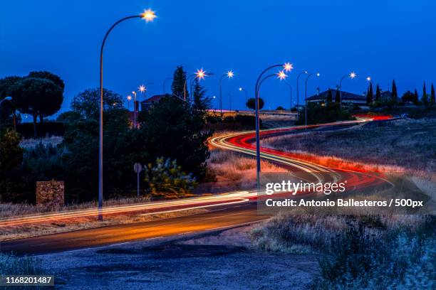 by the road - carretera curvas stockfoto's en -beelden