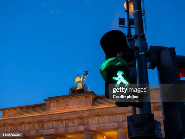 deux icônes de berlin - signal lumineux de passage pour piéton photos et images de collection