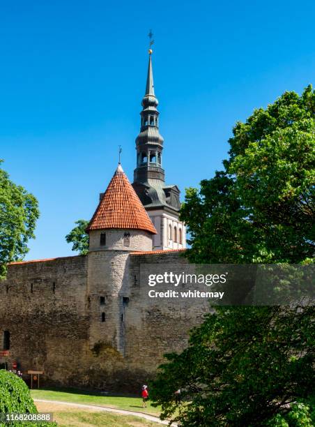 torre medievale e torre della chiesa di san nicola con mura della città vecchia di tallinn, estonia - mura di tallinn foto e immagini stock