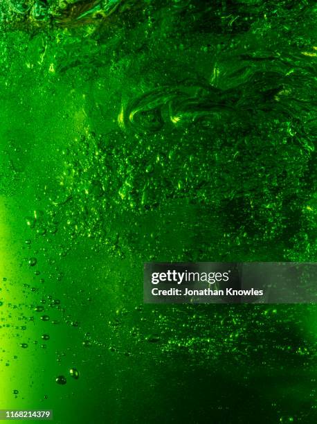 green beer bubbles - bottiglia vetro foto e immagini stock