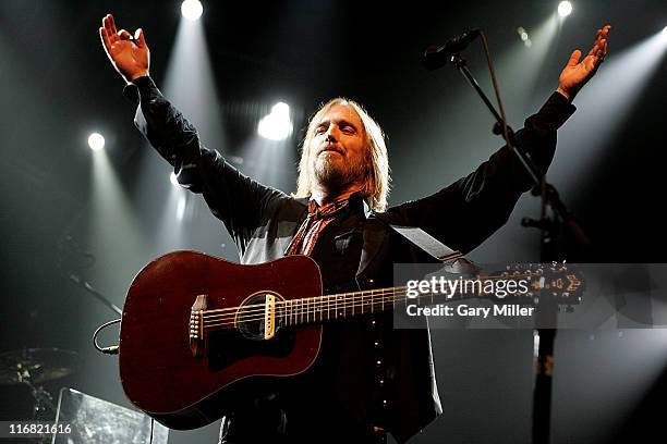 Tom Petty and the Heartbreakers perform live in concert at the Verizon Wireless Amphitheater August 26, 2008 in San Antonio, Texas.