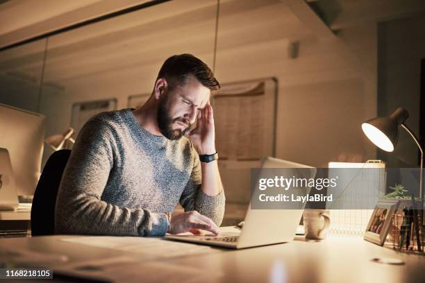 ik begin de druk te voelen - start ups im büro stockfoto's en -beelden