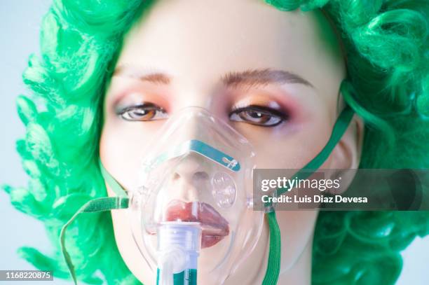 manequi with oxygen mask - females wearing oxygen masks stock pictures, royalty-free photos & images