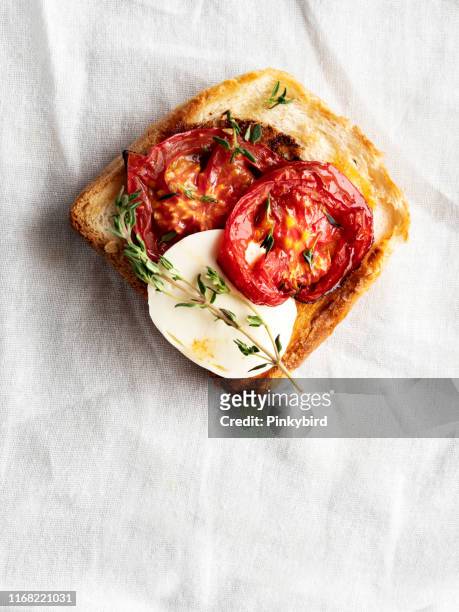 bruschetta et petits sandwichs,bruschetta aux tomates, crostini,,snack ou apéritif - tartine photos et images de collection