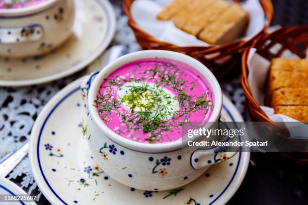 chlodnik - traditional polish cold beetroot soup with dill and boiled egg - poolse cultuur stockfoto's en -beelden