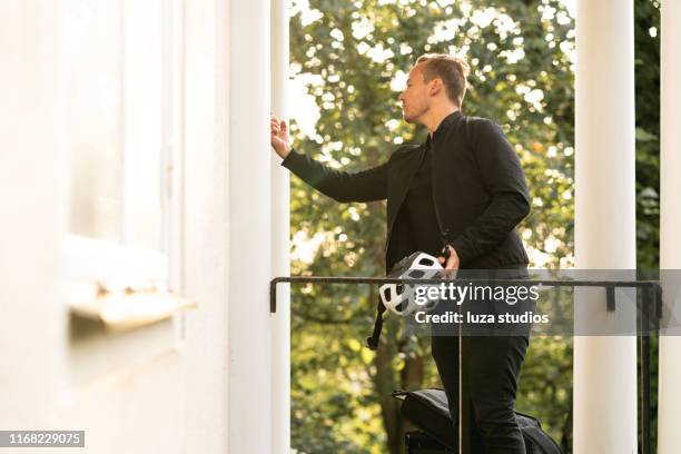 junger mann liefert lebensmittel mit dem fahrrad in der stadt - knocking on door stock-fotos und bilder