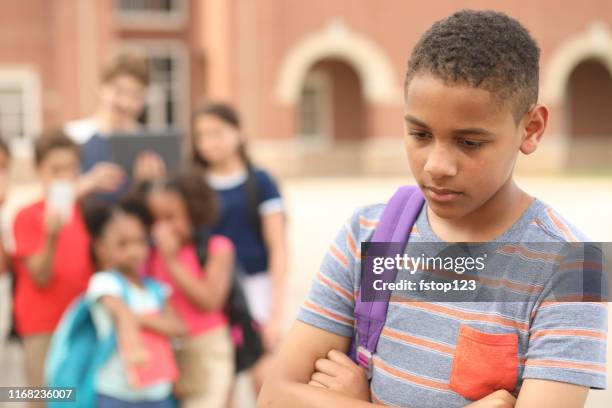 junior high-age-junge in der schule gemobbt. - druck durch gleichaltrige stock-fotos und bilder
