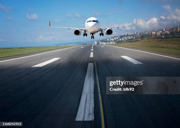 avión de pasajeros aterrizando o despegando. - aterrizar fotografías e imágenes de stock
