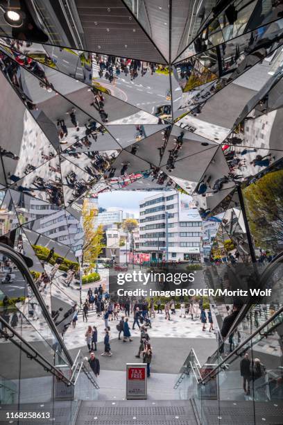 mirror-clad entrance, tokyu plaza omotesando harajuku, udagawacho, shibuya, tokyo, japan - omotesando tokio stockfoto's en -beelden