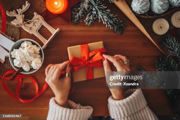 donna che confeziona regali di natale, colpo in testa - avvolto foto e immagini stock