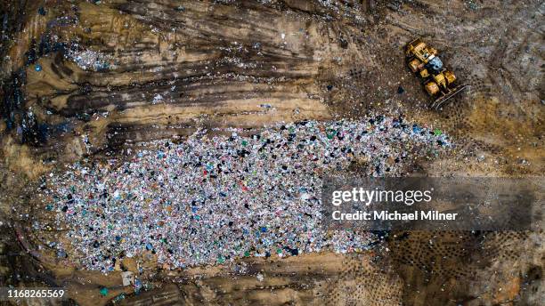 landfill items - landfill foto e immagini stock