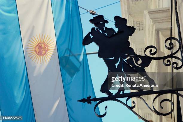 luogo famoso a buenos aires argentina, la boca, caminito con bandiera e simbolo di tango - tango foto e immagini stock