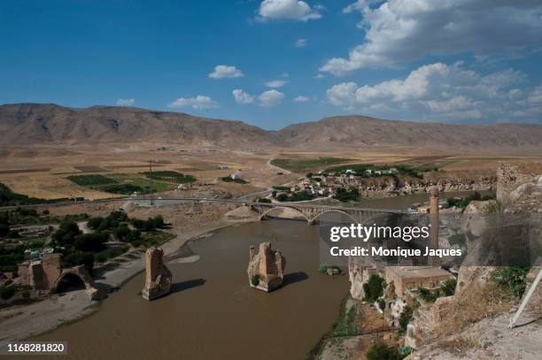 hasankeyfe, the sinking village - rio eufrates imagens e fotografias de stock