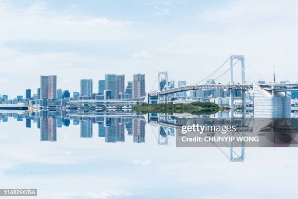 regenboogbrug gezien vanaf odaiba stock photo - odaiba tokyo stockfoto's en -beelden