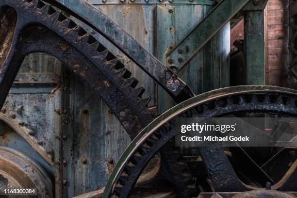 massive rusted gears on abandoned dredge - draga fotografías e imágenes de stock