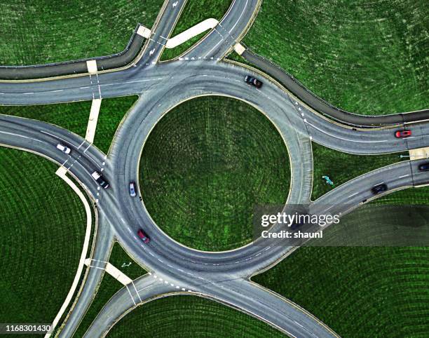 rotonda de tráfico a continuación - city photos fotografías e imágenes de stock