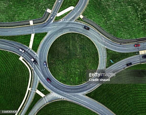 traffic roundabout below - green road imagens e fotografias de stock