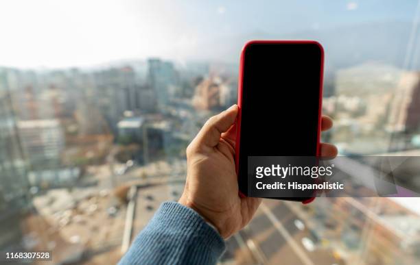 nicht erkennbare person, die ein smartphone mit einem bildschirm zum bearbeiten hält - mobile phone edit stock-fotos und bilder