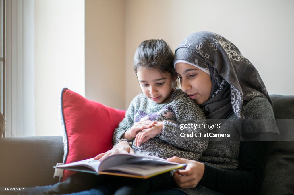 Matriz muçulmana que lê a sua filha