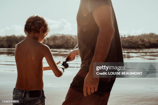 show me again dad - thisisaustralia stock-fotos und bilder