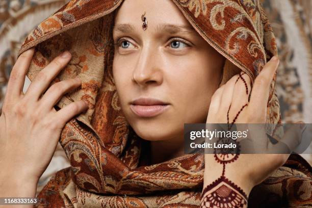 schöne blonde ethnische frau trägt henna tattoo - indian society and culture stock-fotos und bilder