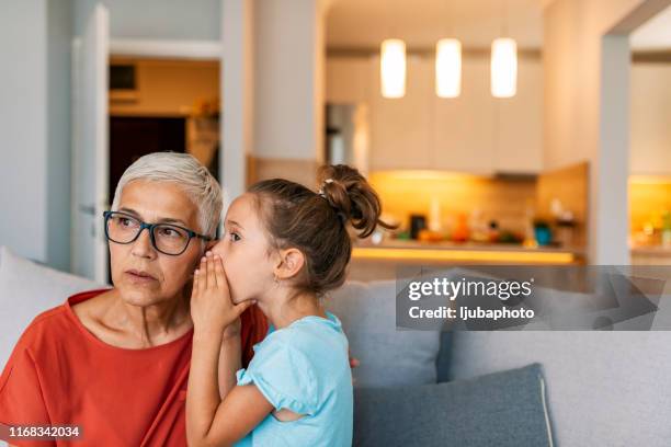 ik heb een afscheiden t - child whispering stockfoto's en -beelden