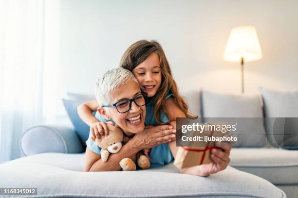 geschenk van granny - teddy day stockfoto's en -beelden