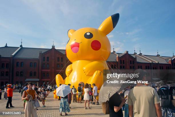 pokémon go fest 2019 yokohama-pikachu uitbraak - pikachu stockfoto's en -beelden