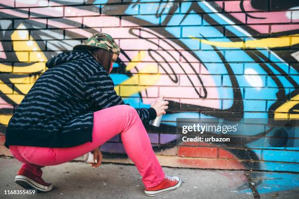 graffiti artist painting - grafitti artist stock pictures, royalty-free photos & images