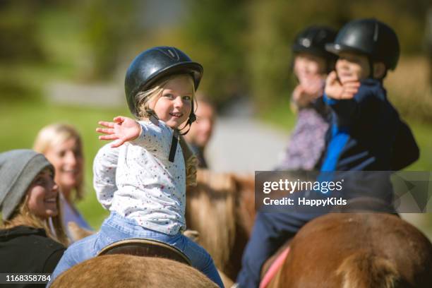 kinder trainieren reiten - enable horse stock-fotos und bilder