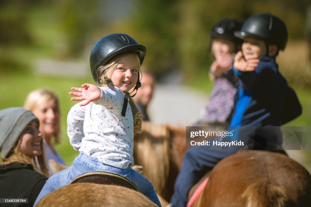 乗馬を訓練する子供たち