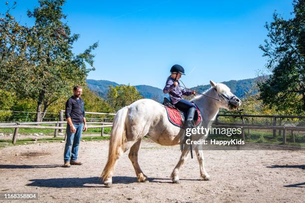 mädchen training reiten - enable horse stock-fotos und bilder