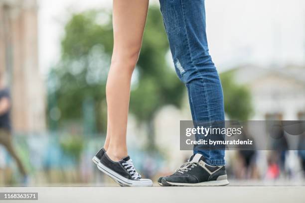 männliche und weibliche beine - male feet pics stock-fotos und bilder