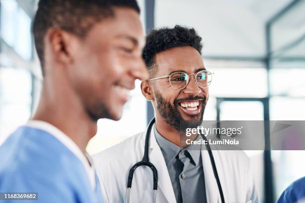 son un equipo que se mantiene inspirado y comprometido - hospital staff fotografías e imágenes de stock